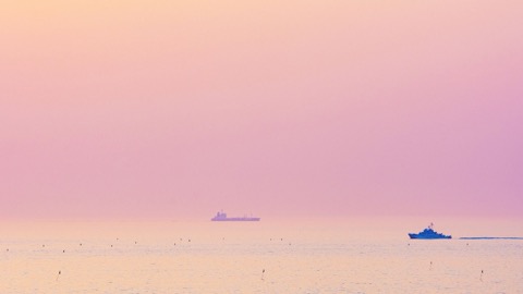 新潟日本海夕靄　春霧染夕陽成粉紅（新潟縣）