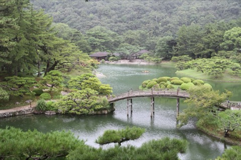 飛來峰遠眺　香川栗林公園的池水與築山（香川縣）