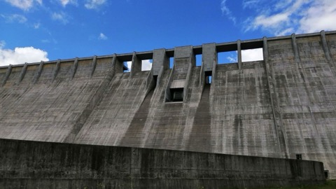 仰望津軽ダム 晴空下的混凝土戲劇（青森縣）