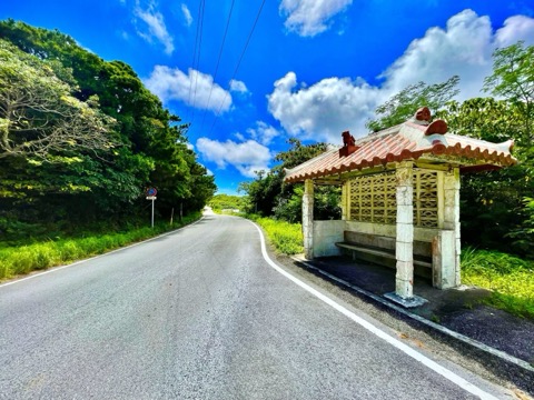 沖繩久米島 紅瓦屋舍與藍天相映的公車站牌（沖繩縣）