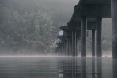 高知縣晨霧沈下橋：霧氣與石柱編織的幻境