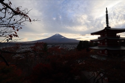山梨縣新倉山淺間神社的靜謐風景（山梨縣）