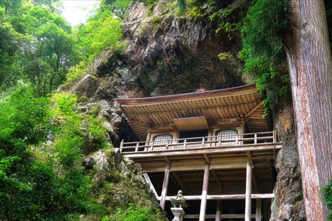 整座廟堂嵌入天然岩洞 鳥取不動院岩屋堂（鳥取縣）