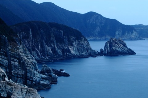 長崎大瀨崎燈塔下 灰色岩壁的沉靜