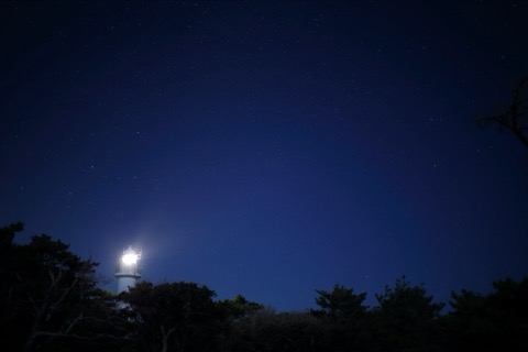 東京伊豆大島 燈塔與星空共存的夜景（東京都）
