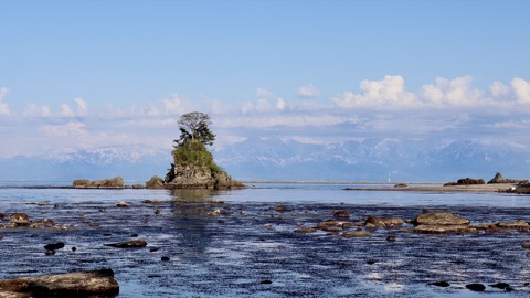 雨晴海岸後的蜃景——富山春雪立山（富山縣）