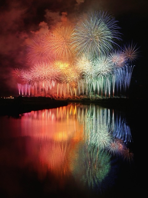 兵庫柳祭煙火大會 夜空與川面的色彩共鳴（花火）