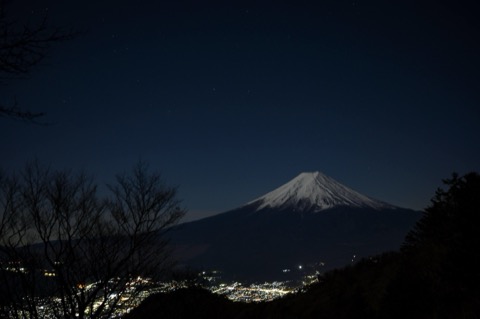 從三峰嶺遠眺富士山的壯闊身影（山梨縣）