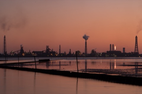 電柱撤去後的江川海岸，夕暮與工廠光景（千葉縣）