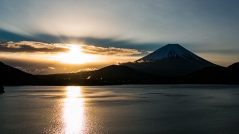 山梨本棲湖晨曦 一瞬間的光影奇蹟（山梨縣）