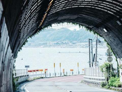 穿越隧道的剎那 相模灣風景在眼前展開（神奈川縣）