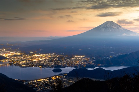 新道峠上 暮色中的富士山與湖畔燈火（山梨縣）