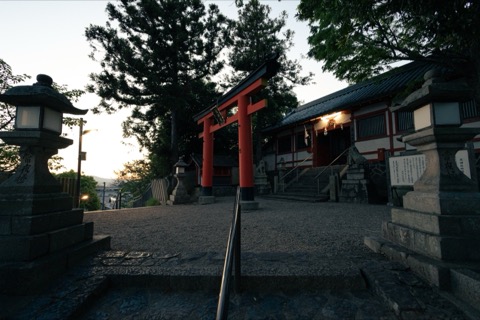 奈良町天神社：夕陽映照的階梯時刻（奈良縣）