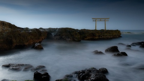 月の光に照らされた大洗磯前神社・神磯の鳥居