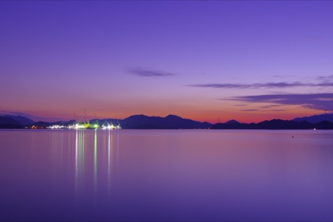 造船廠的燈火，在瀨戶內海緩緩鋪開（廣島縣）