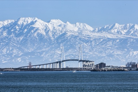 立山連峰與新湊大橋的對話（富山縣）