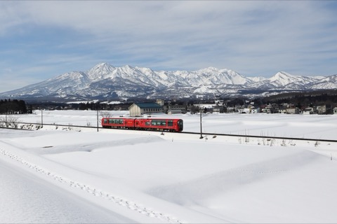 雪原上的紅色列車（雪景）