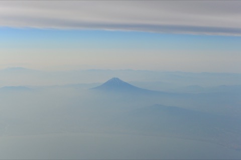 飛行高空俯瞰 山梨富士山籠罩薄霧如畫（山梨縣）
