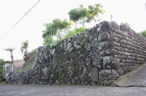 東京都八丈島 石垣與玉石的沈默對話