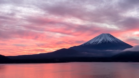 新春晨曦中的富士山 本棲湖靜水映朝霞（山梨縣）