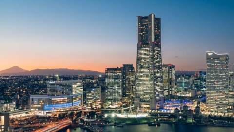 黃昏時刻的橫濱港灣未來 從飯店高樓的窗景（神奈川縣）