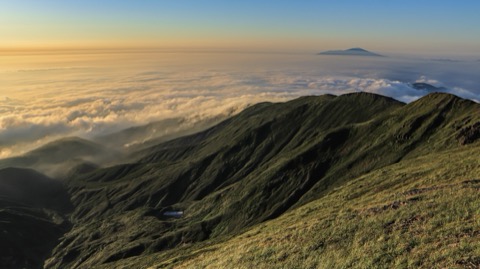月山頂上からの雲海と鳥海山