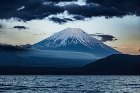 本棲湖畔的富士山景致