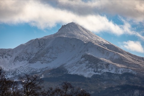 磐梯山的冬日面容——主峰在雪與冰的沉默中（福島縣）