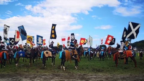 相馬野馬追神旗爭奪戰 雲雀原祭場內的傳統對決（福島縣）