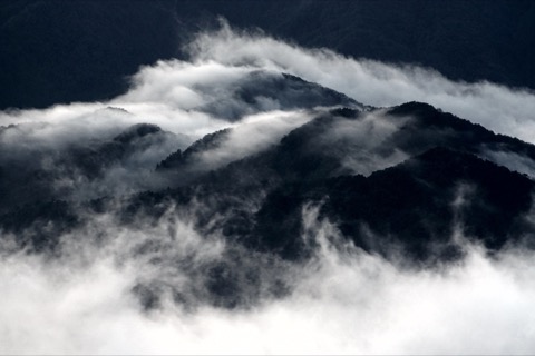兵庫結雲海：流動的雲在山巒間翻舞（兵庫縣）