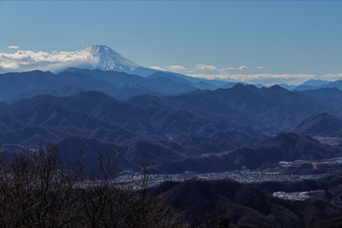 神奈川 陣馬山 山頂全景中的富士與街景（神奈川縣）