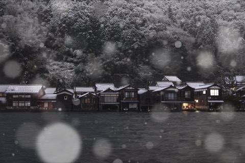 伊根の舟屋の雪景色