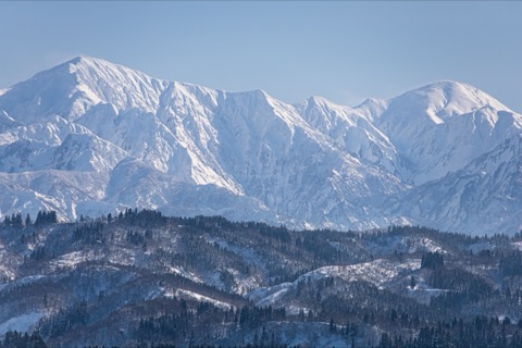 雪國難得晴空 越後駒嶽與中嶽白峰相輝（新潟縣）