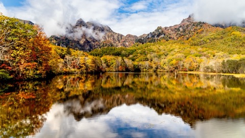 鏡池秋色 長野戶隱山水倒映紅葉美景（長野縣）