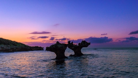 沖繩古宇利島 夕照中的心形岩石（沖繩縣）