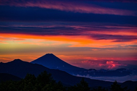 梅雨間隙 山梨朝陽中的富士山身影（山梨縣）