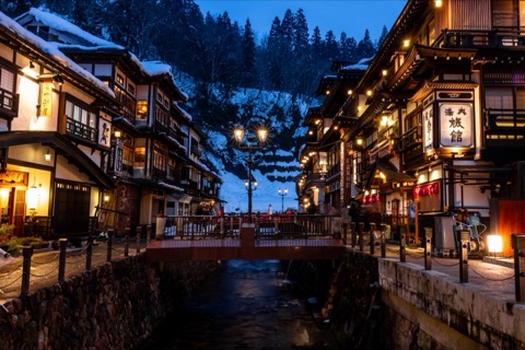 山形冬日暮色 銀山溫泉旅館燈火漸明