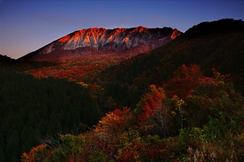 鳥取鍵掛峠 晨曦中的大山南壁秋景（鳥取縣）