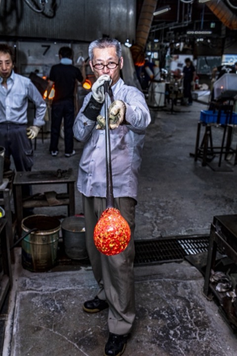 玻璃工廠的光與影 青森津軽玻璃的鍛造現場（青森縣）