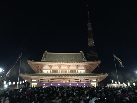 跨年夜到元旦清晨，增上寺的初詣人潮（東京都）