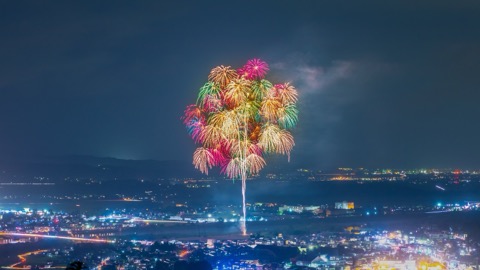 夏夜煙火綻放 新潟信濃川畔的祭典華彩（新潟縣）