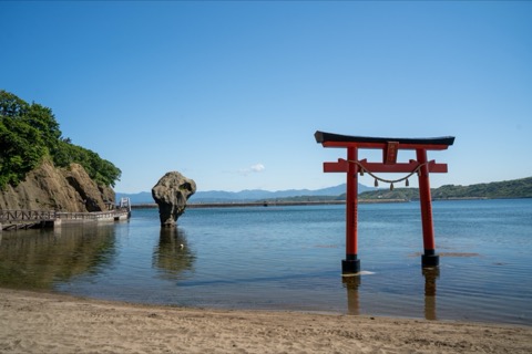 北海道江差町海鷗島：鳥居與瓶子岩映照青空（aachiii 攝）