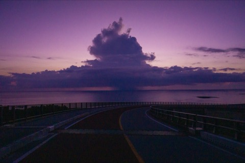 九月晨曦　久米島天定橋沖的積亂雲朝燒（沖繩縣）