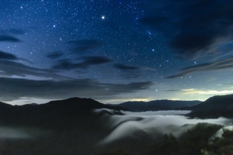 星空下的滝雲——新潟魚沼市枝折峠之夜（新潟縣）