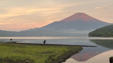 山梨晨曦｜從山中湖畔遠眺富士山的黎明（山梨縣）