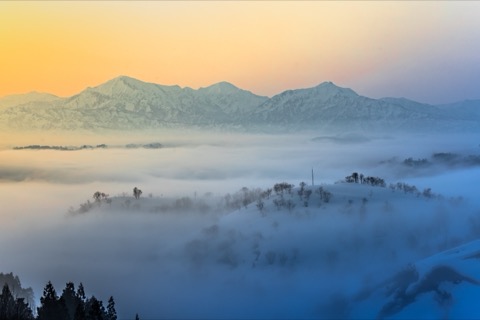日出前的赤色時刻——新潟雲海晨景（新潟縣）