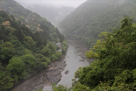 雨中登坡，亀山公園眺桂川（京都府）