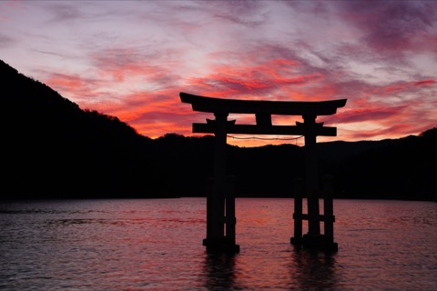 樂々浦灣的晨光——兵庫豐岡厳島神社（兵庫縣）