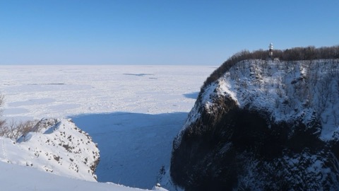 北海道知床：流冰季節裡的斷崖瀑布與鄂霍次克海（北海道）