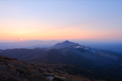 宮崎韓國嶽晨曦 朝陽初照新燃峰（宮崎縣）